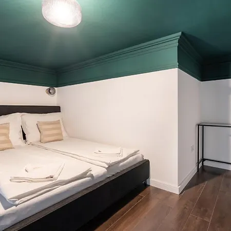 E41 - Trendy Boutique - Prime Spot By Bqa Budapest