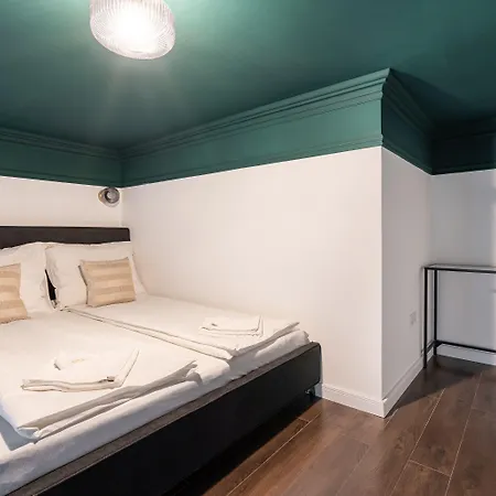 E41 - Trendy Boutique - Prime Spot By Bqa Budapest